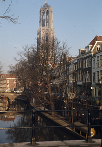 808866 Gezicht op de Oudegracht te Utrecht, vanaf de Hamburgerbrug, met op de achtergrond de Domtoren.